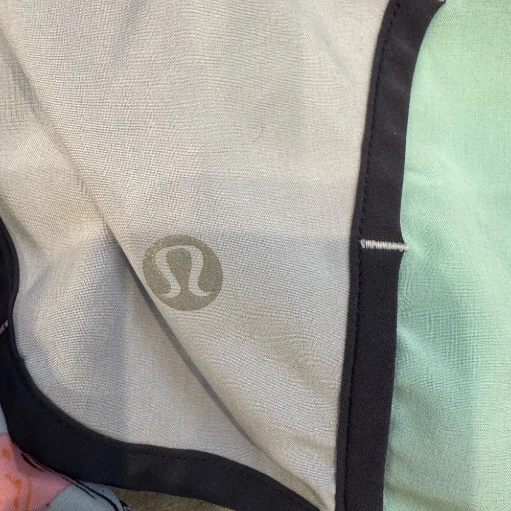Lululemon run times shorts size 6 - Picture 4 of 10
